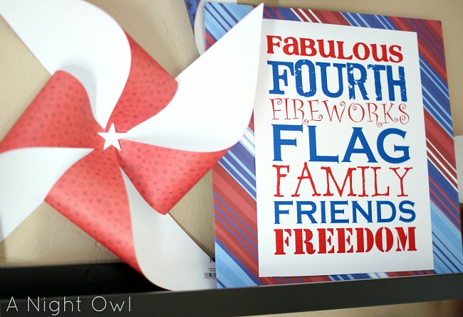 Fourth of July printable and festive mantle. #4thofjuly #freeprintable