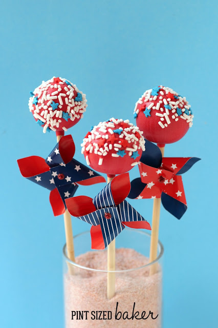 Celebrate the 4th of July with these adorable 4th of July Cake Pops! #fourthofjuly #cakepops #recipe