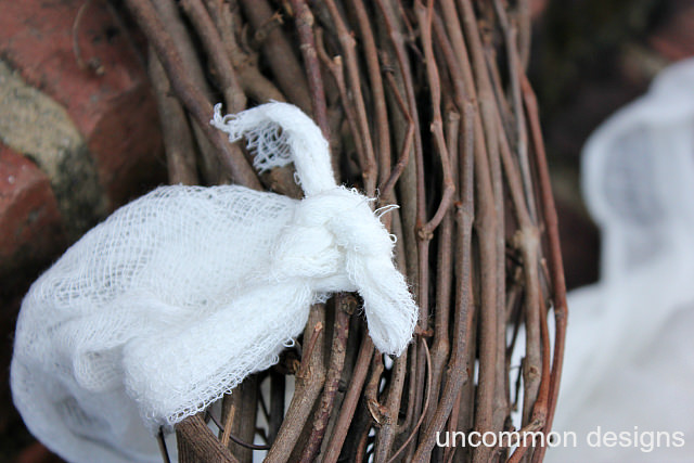 Halloween Mummy Wreath #SpookySpaces