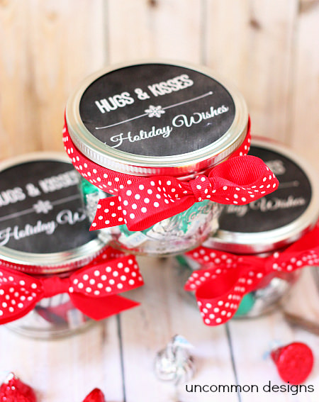 Hugs and Kisses Holiday Treat... perfect for a gift!  Includes a free printable to fit a mason jar! #Gifts  #Christmas  #MasonJars  via www.uncommondesignsonline.com