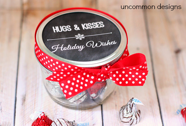 Hugs and Kisses Holiday Treat... perfect for a gift!  Includes a free printable to fit a mason jar! #Gifts  #Christmas  #MasonJars  via www.uncommondesignsonline.com