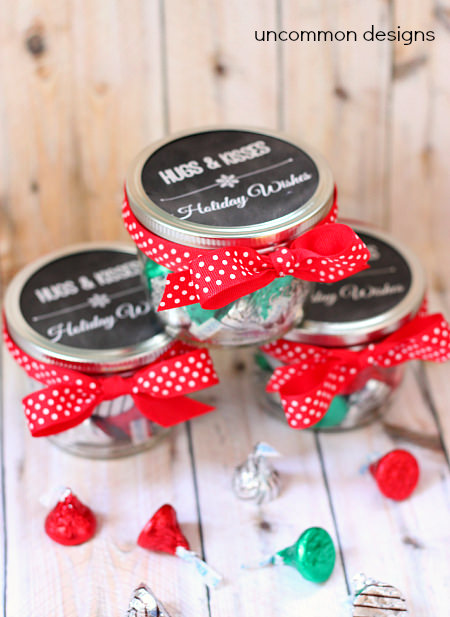 Hugs and Kisses Holiday Treat... perfect for a gift!  Includes a free printable to fit a mason jar! #Gifts  #Christmas  #MasonJars  via www.uncommondesignsonline.com