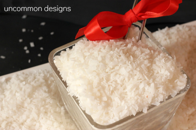 Recipe to make edible snow for your holiday baking! This works great on cookies, cakes, cupcakes & so much more! #Baking #Christmas via www.uncommondesigns.com