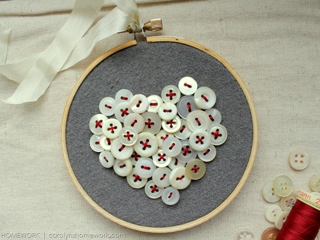 DIY vintage button heart embroidery hoop art. #valentinesday #enbroiuderyhoop #buttons