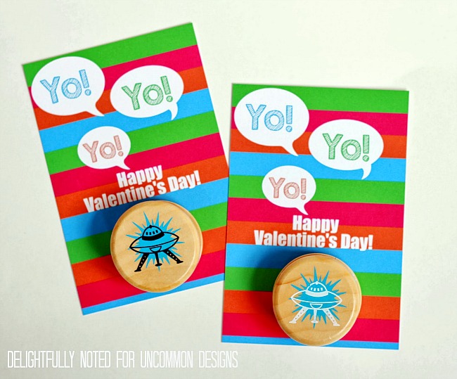 Adorable free Printable Yo-Yo Valentine's Cards! A perfect classroom treat idea! #valentinesday #freeprintable