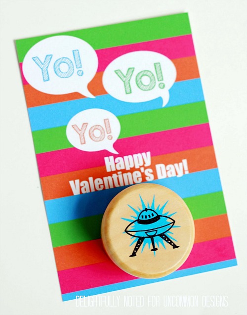 Adorable free Printable Yo-Yo Valentine's Cards! A perfect classroom treat idea! #valentinesday #freeprintable