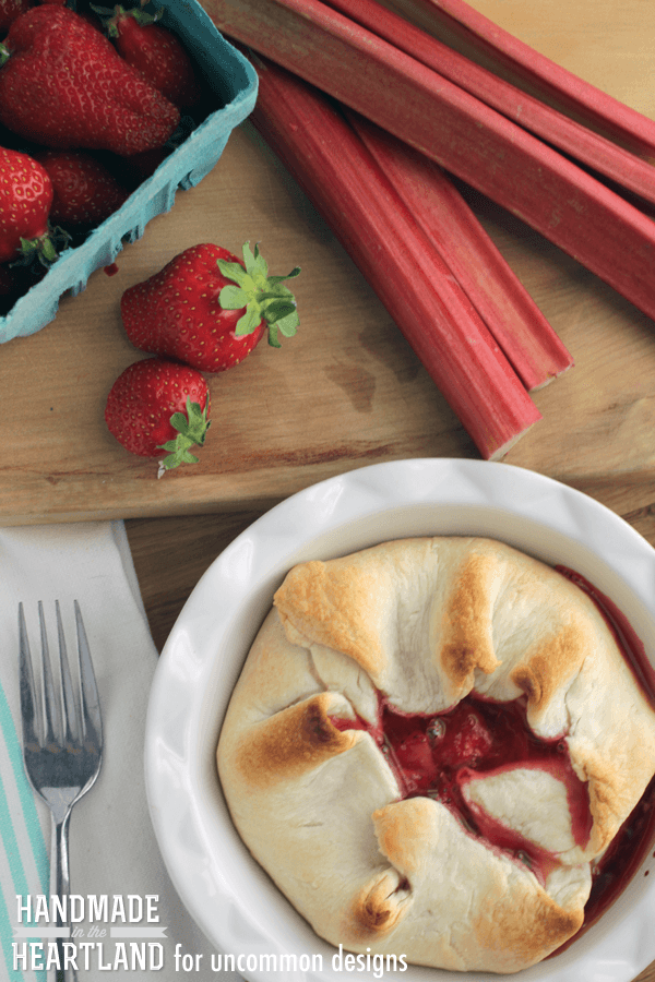 Strawberry Rhubarb Individual Pie Recipe... Some things are just too good to share! www.uncommondesignsonline.com #strawberryrecipes #pierecipes