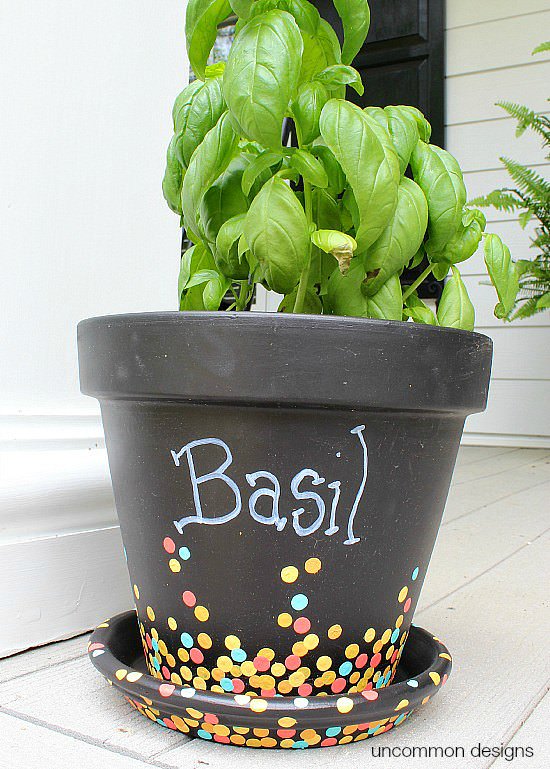 How to paint a confetti dot pot via Uncommon Designs. A perfect craft project to do with the kids for a fun outdoor diy. 