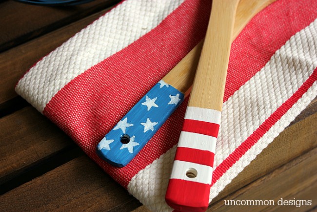 Painted Patriotic Serving Utensils add a quick bit of style to your Fourth of July table or buffet!  www.uncommondesignsonline.com