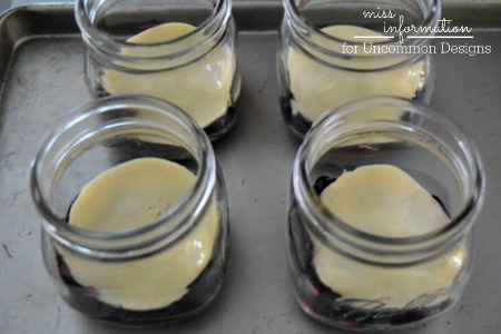 Make an apple blueberry layered pie in a jar!  Doesn't everyone deserve their very own treat?!  Uncommon Designs