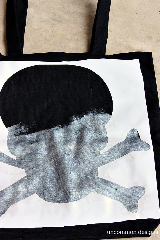 Make your own skull and crossbones tote bag for trick or treating this Halloween! ~ Uncommon Designs