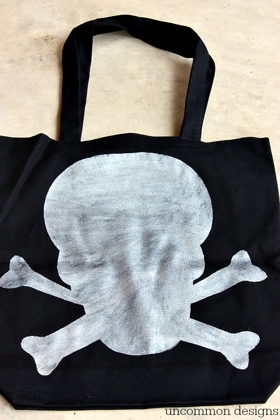 Make your own skull and crossbones tote bag for trick or treating this Halloween! ~ Uncommon Designs