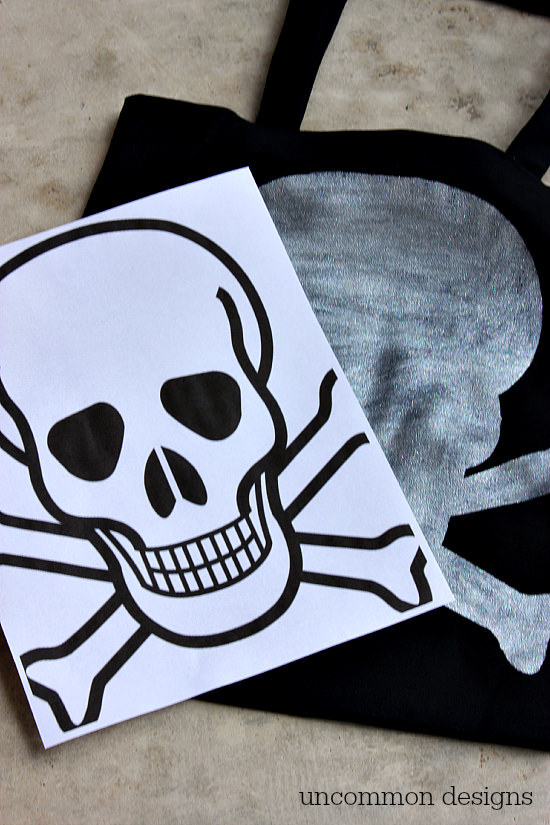 Make your own skull and crossbones tote bag for trick or treating this Halloween! ~ Uncommon Designs