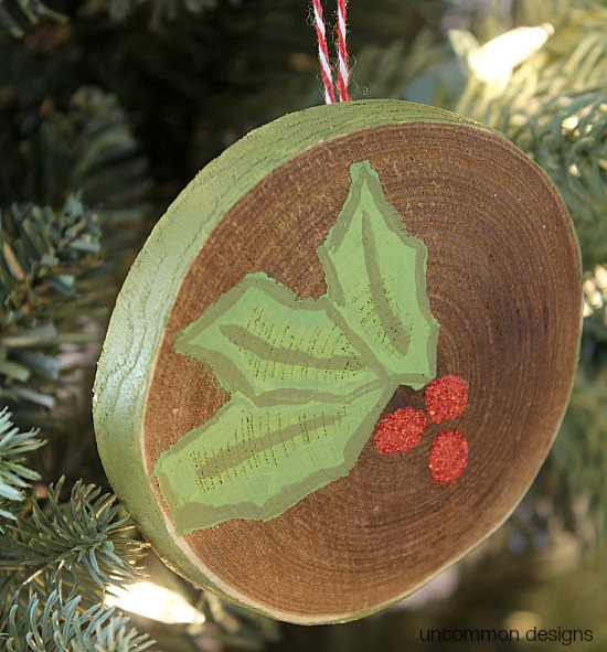 #decoartchristmas Create a simple painted holly Christmas ornament for your family tree in vibrant red and green with Americana DecoArt Multi-Surface Satin paints. #decoartprojects