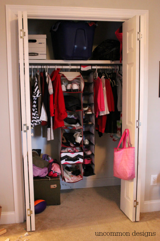 Organize a messy closet with Rubbermaid's HomeFree Closet System.  No cutting involved for a custom closet!  Uncommon Designs. #pmedia #HomeFreeLowes  #ad