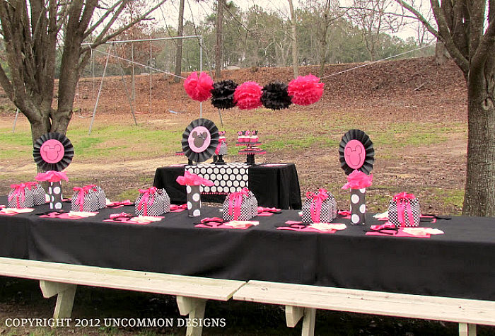 Adorable Minnie Mouse outdoor birthday party via Uncommon Designs. All the details on the site. 