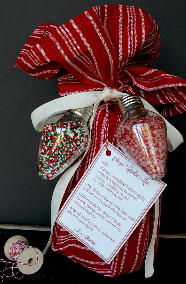 This mason jar gift of sugar cookie mix in a jar is the perfect (an affordable) gift idea for this holiday season!  #MasonJar #MasonJarGift #GiftsinaJar #HolidayGift #HandmadeGift #ChristmasGiftIdea #NeighborGiftIdea #HolidayGiftIdea