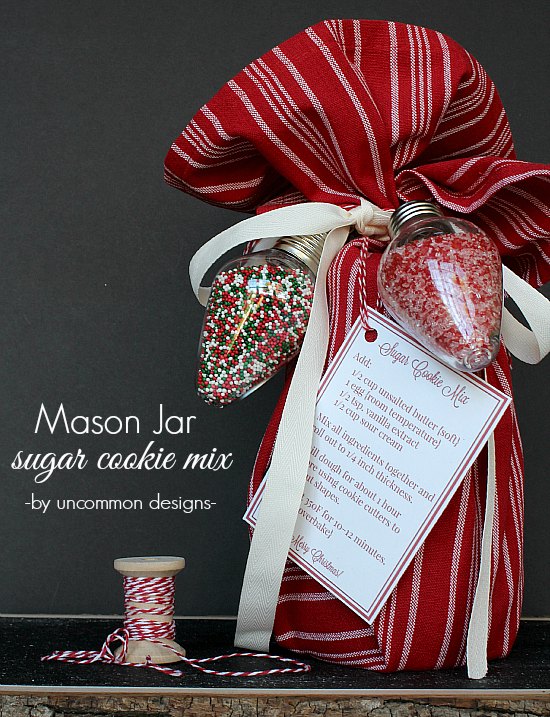 This mason jar gift of sugar cookie mix in a jar is the perfect (an affordable) gift idea for this holiday season!  #MasonJar #MasonJarGift #GiftsinaJar #HolidayGift #HandmadeGift #ChristmasGiftIdea #NeighborGiftIdea #HolidayGiftIdea