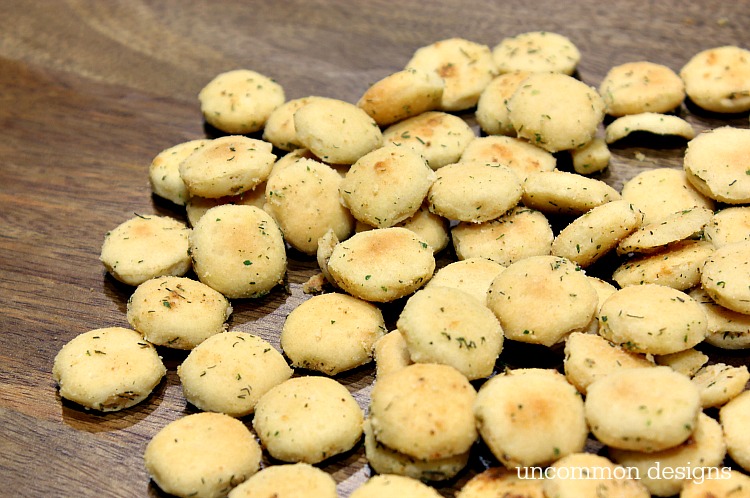 Spicy Dill Crackers are so simple to make and so delicious you will eat them by the handful!  | Uncommon Designs