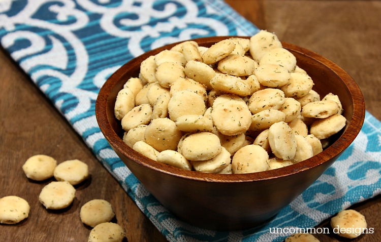 Spicy Dill Crackers are so simple to make and so delicious you will eat them by the handful!  | Uncommon Designs 