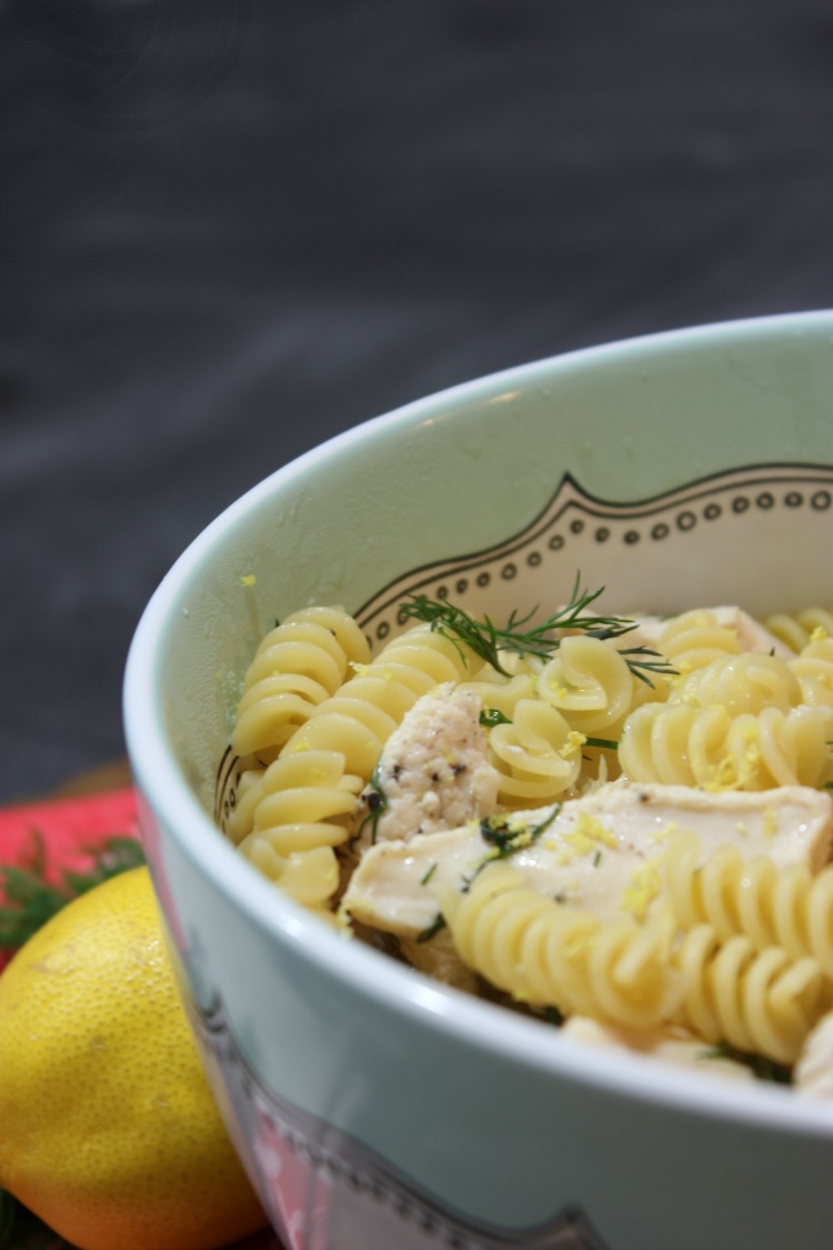 Easy One Pan Greek Chicken Pasta Recipe... perfect for busy families and great for weeknight meals and for busy families. See the full recipe at https://uncommondesignsonline.com/ #GreekRecipes #WeeknightMeals #EasyDinners