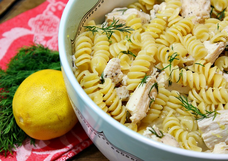 Easy One Pan Greek Chicken Pasta Recipe... perfect for busy families and great for weeknight meals and for busy families. See the full recipe at https://uncommondesignsonline.com/ #GreekRecipes #WeeknightMeals #EasyDinners