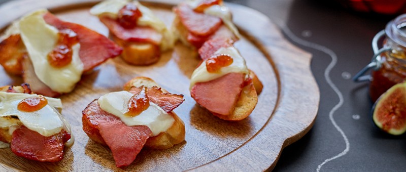 ham-and-brie-crostini-bites