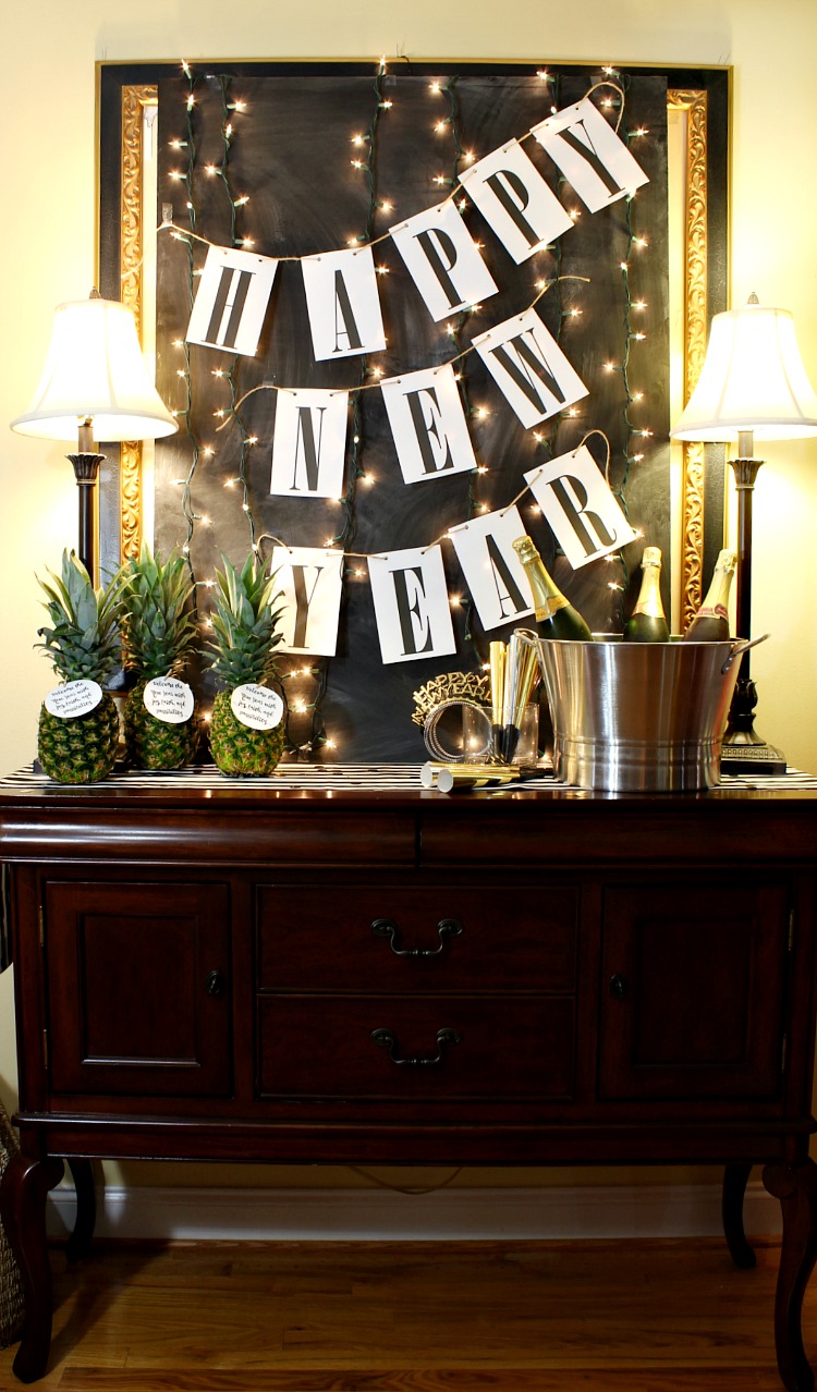 Ring in the new year with this simple Happy New Year free printable banner. It will match any decor and it is so easy to print and hang! See it at https://uncommondesignsonline.com #NewYearsEve #Free Printables