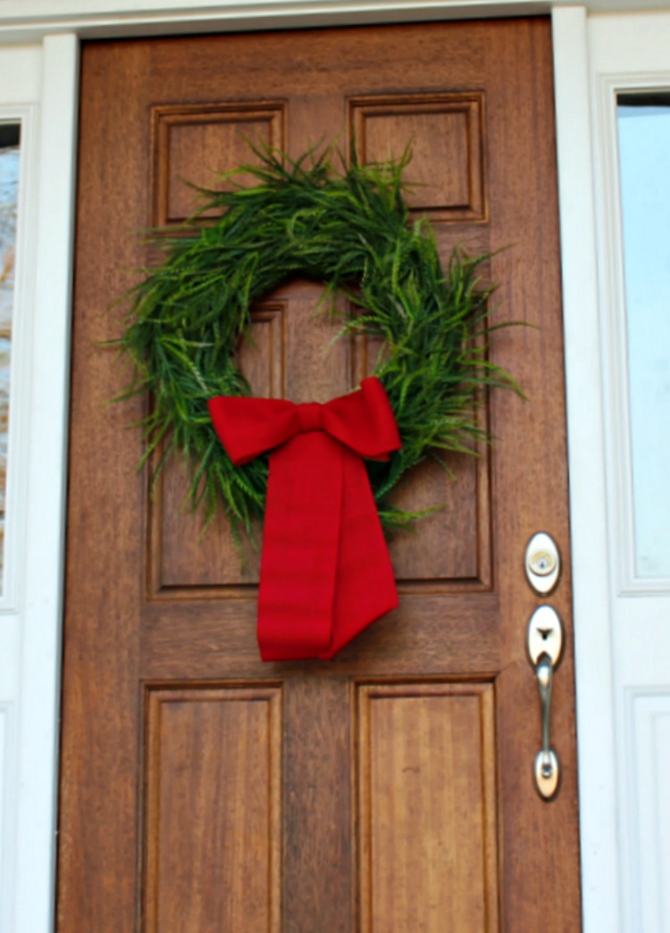 How to Decorate the Christmas Porch of Your Dreams. Tips for making your porch beautiful and cohesive. See it all on https://uncommondesignsonline.com/ #Christmas #FrontPorch #ChristmasPorch 