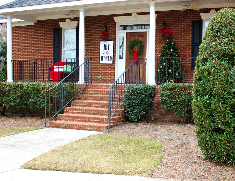 How to Decorate the Christmas Porch of Your Dreams. Tips for making your porch beautiful and cohesive. See it all on https://uncommondesignsonline.com/ #Christmas #FrontPorch #ChristmasPorch 