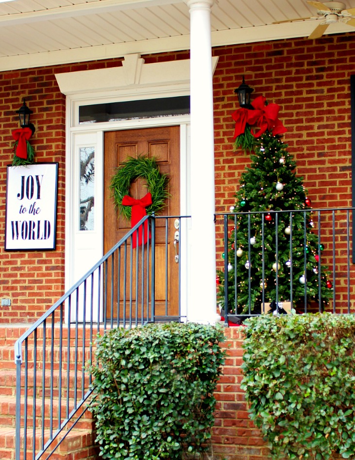 How to Decorate the Christmas Porch of Your Dreams. Tips for making your porch beautiful and cohesive. See it all on https://uncommondesignsonline.com/ #Christmas #FrontPorch #ChristmasPorch 