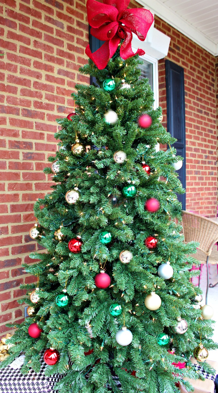 How to Decorate the Christmas Porch of Your Dreams. Tips for making your porch beautiful and cohesive. See it all on https://uncommondesignsonline.com/ #Christmas #FrontPorch #ChristmasPorch 