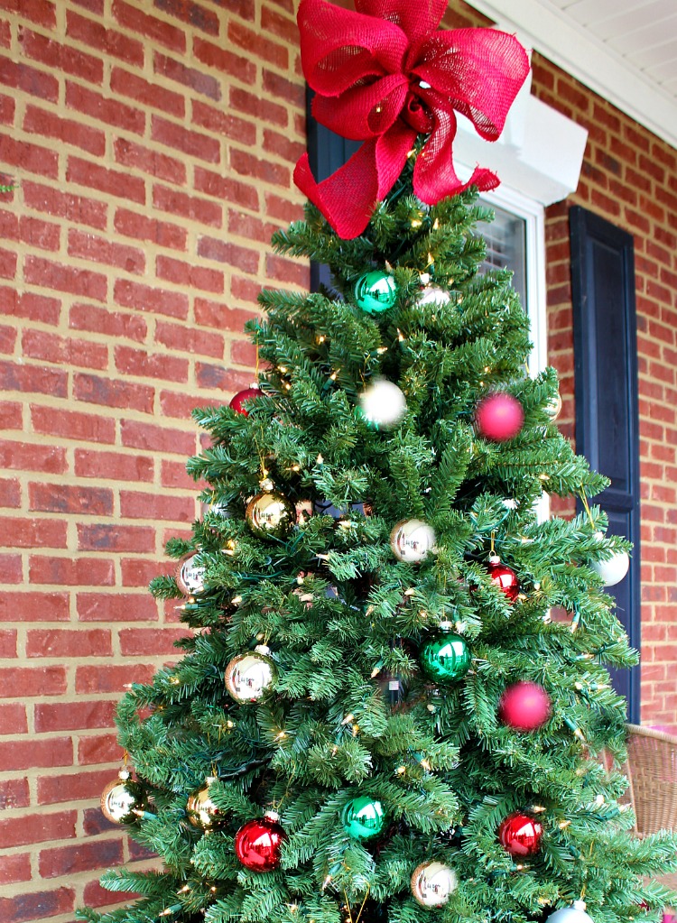 How to Decorate the Christmas Porch of Your Dreams. Tips for making your porch beautiful and cohesive. See it all on https://uncommondesignsonline.com/ #Christmas #FrontPorch #ChristmasPorch 