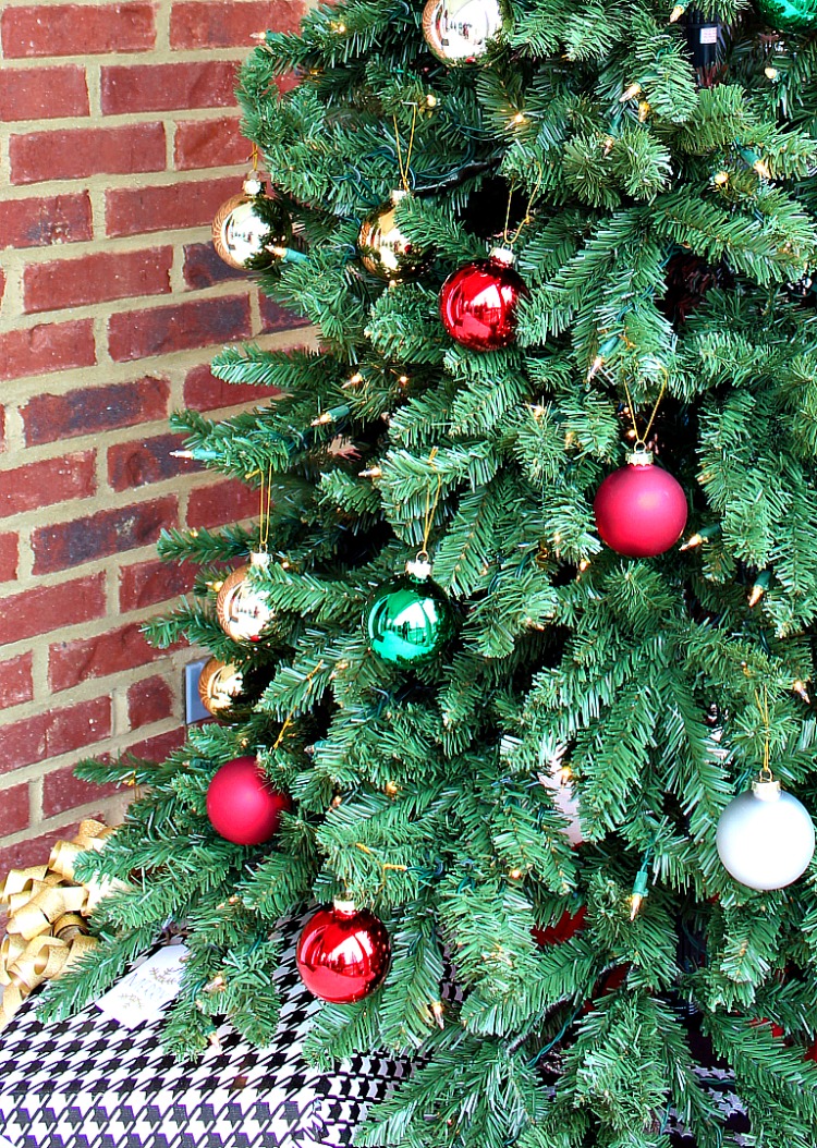 How to Decorate the Christmas Porch of Your Dreams. Tips for making your porch beautiful and cohesive. See it all on https://uncommondesignsonline.com/ #Christmas #FrontPorch #ChristmasPorch 