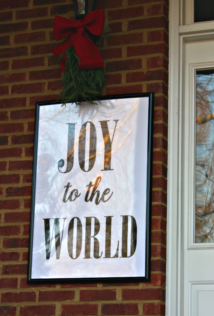 How to Decorate the Christmas Porch of Your Dreams. Tips for making your porch beautiful and cohesive. See it all on https://uncommondesignsonline.com/ #Christmas #FrontPorch #ChristmasPorch 