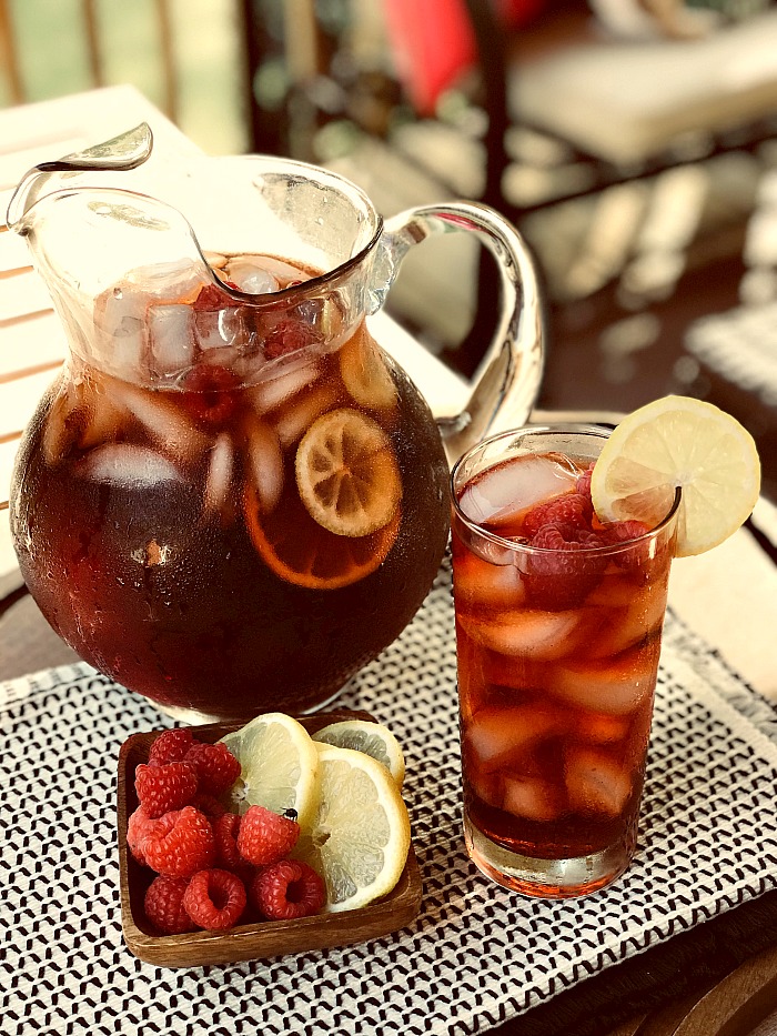 Who is ready for a little summer refreshment? This sugar-free raspberry sweet tea recipe is going to become your go-to summer drink of choice. The whole family will love it! #ad #collectivebias #ToraniEndlessSummer