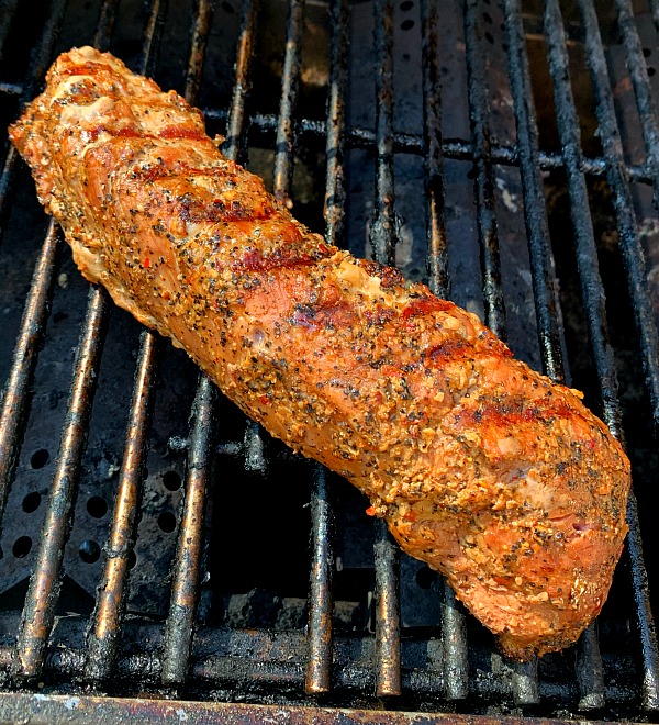 Fire up the grill for this delicious and light recipe for garlic and cracked black pepper grilled pork tenderloin salad with loads of toppings. A great grilling recipe for summer!