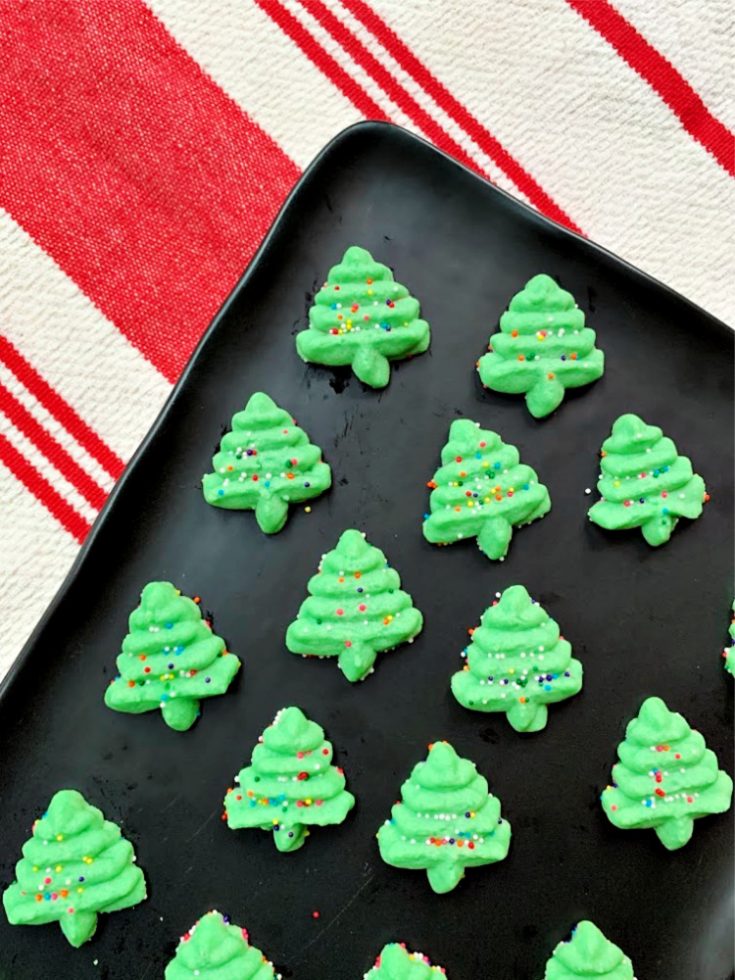 Easy Christmas Spritz Cookies | This basic recipe is super simple, but the most delicious Christmas cookie recipe!