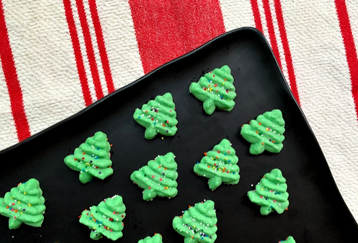 Easy Christmas Spritz Cookies | This basic recipe is super simple, but the most delicious Christmas cookie recipe!