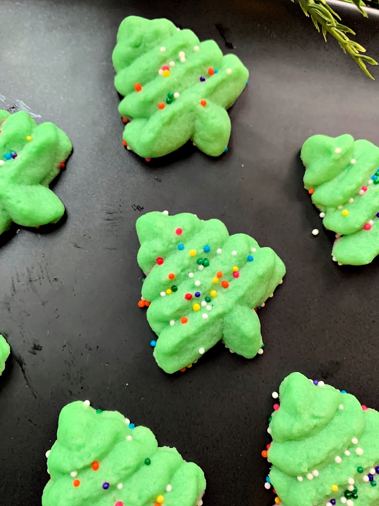 Easy Christmas Spritz Cookies | This basic recipe is super simple, but the most delicious Christmas cookie recipe!